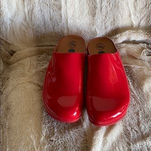 BRAND NEW red patent flip flops mule/clog
